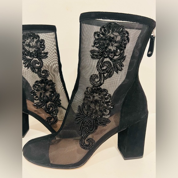 So beautiful AVEC LES FILLES Reagan Suede Block-Heel Booties. Size 8